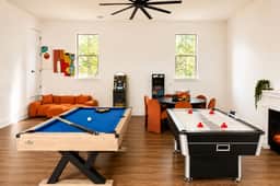 Private Pool, Pickleball and Game Room, Sleeps 20 - Image 4