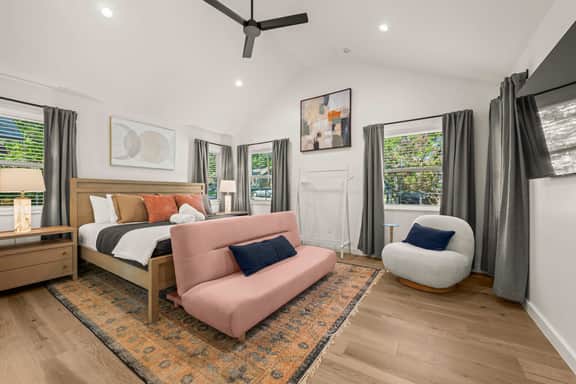 Cozy Chic House Pet-Friendly  Sleeps 12 - Image 5