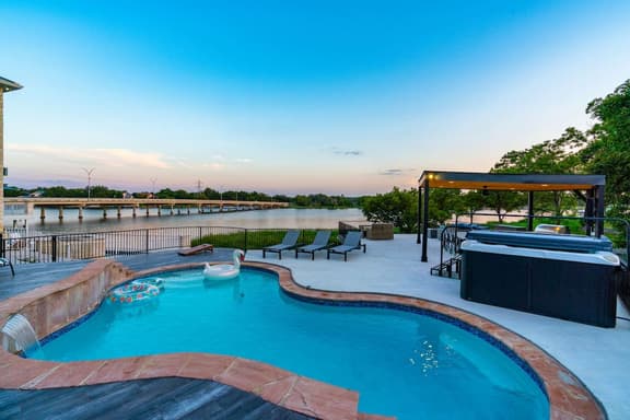 Lakefront Home. Insane Views - Pool/Spa! Gameroom!