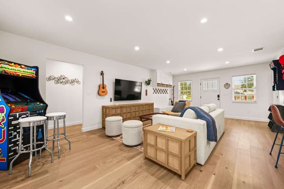 Cozy Chic House Pet-Friendly  Sleeps 12 - Image 1